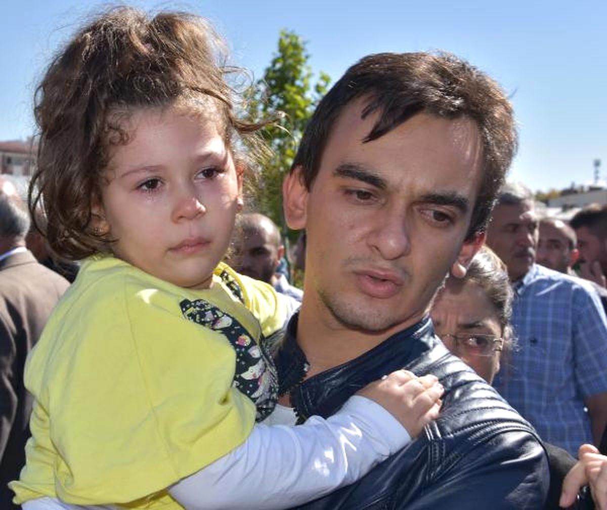 Minik Zübeyde\'den Şehit Babaya Son Bakış! Gözyaşlarına Boğuldu