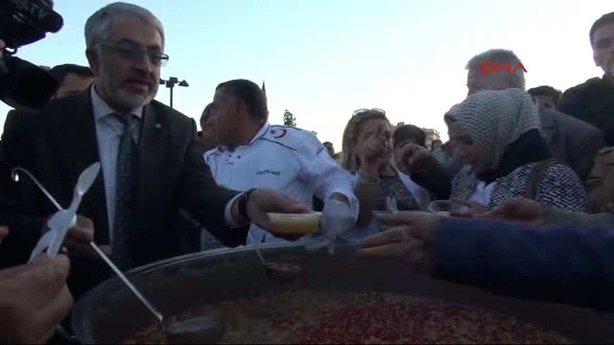Sivas\'ta 5 Bin Kişilik Aşure Dağıtıldı