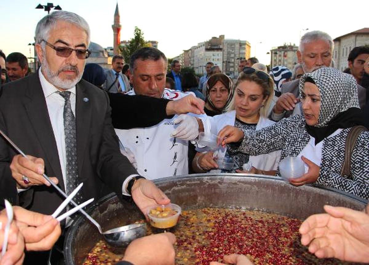 Sivas\'ta 5 Bin Kişilik Aşure Dağıtıldı
