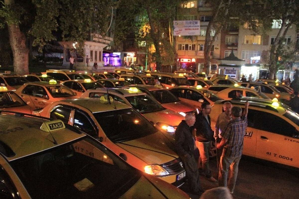 Taksiciler Öldürülen Arkadaşlarını Sessiz Protesto ile Andı