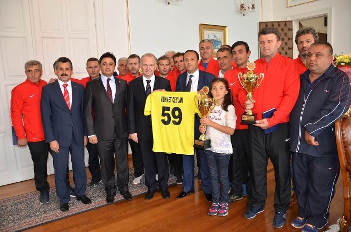 Türkiye Şampiyonu Veteranlar, Vali Ceylan\'ı Ziyaret Ettiler