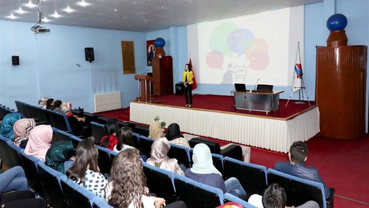 Üniversiteye Başlayanlara Uyum Dersi Veriliyor