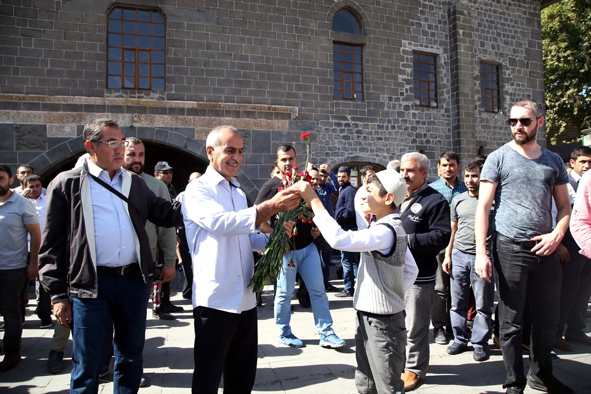 Yasin Börü ve Arkadaşları Anısına Karanfil Dağıtıldı