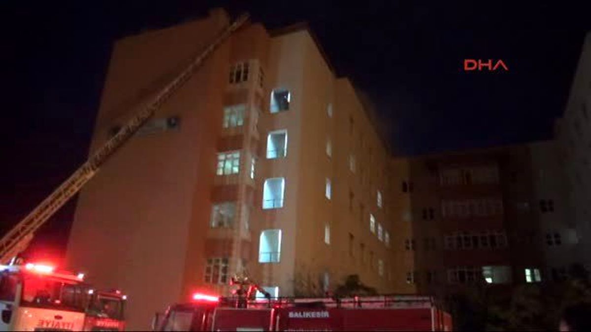 Bandırma Devlet Hastanesi\'nde Çatı Yangını