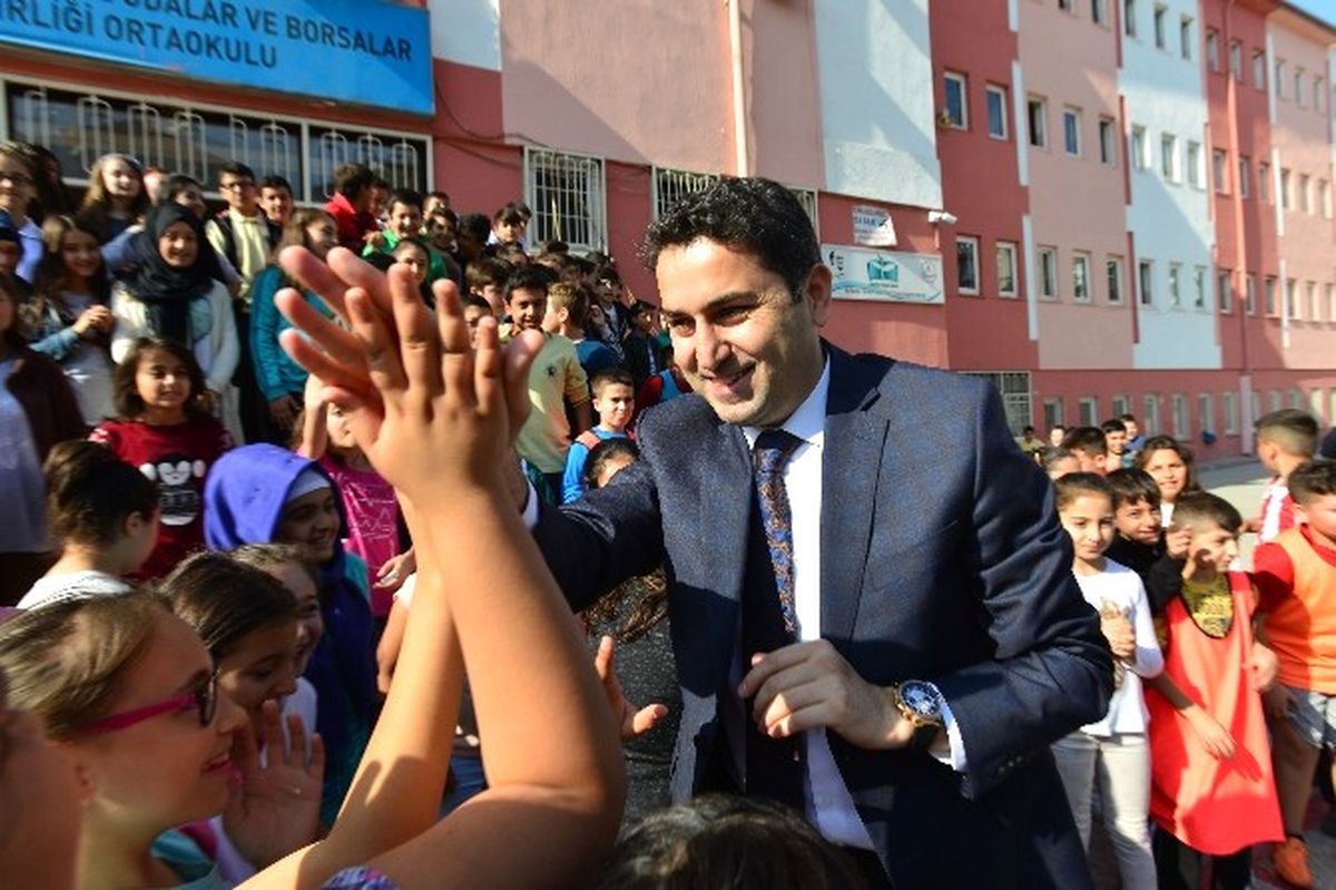 Başkan Eroğlu\'na Öğrencilerden Sevgi Seli