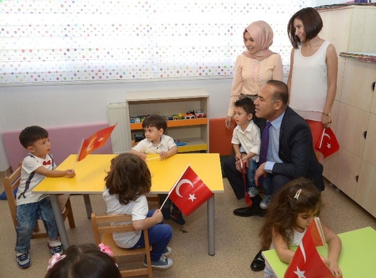 Başkan Sözlü\'yü İngilizce ve Fransızla Şarkılarla Karşıladılar
