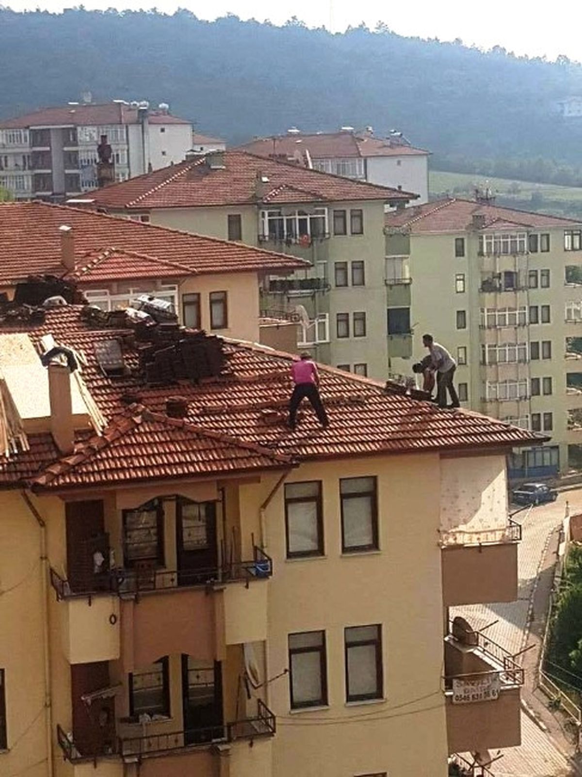 Çatıda Ölümle Burun Buruna Çalışıyorlar