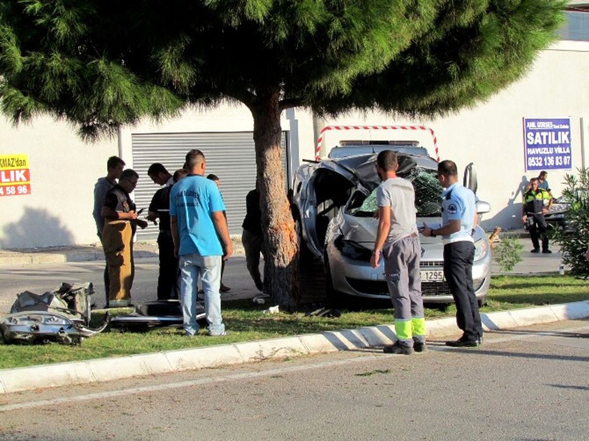 Çeşme\'deki Trafik Kazasında 2 Kişi Ağır Yaralandı
