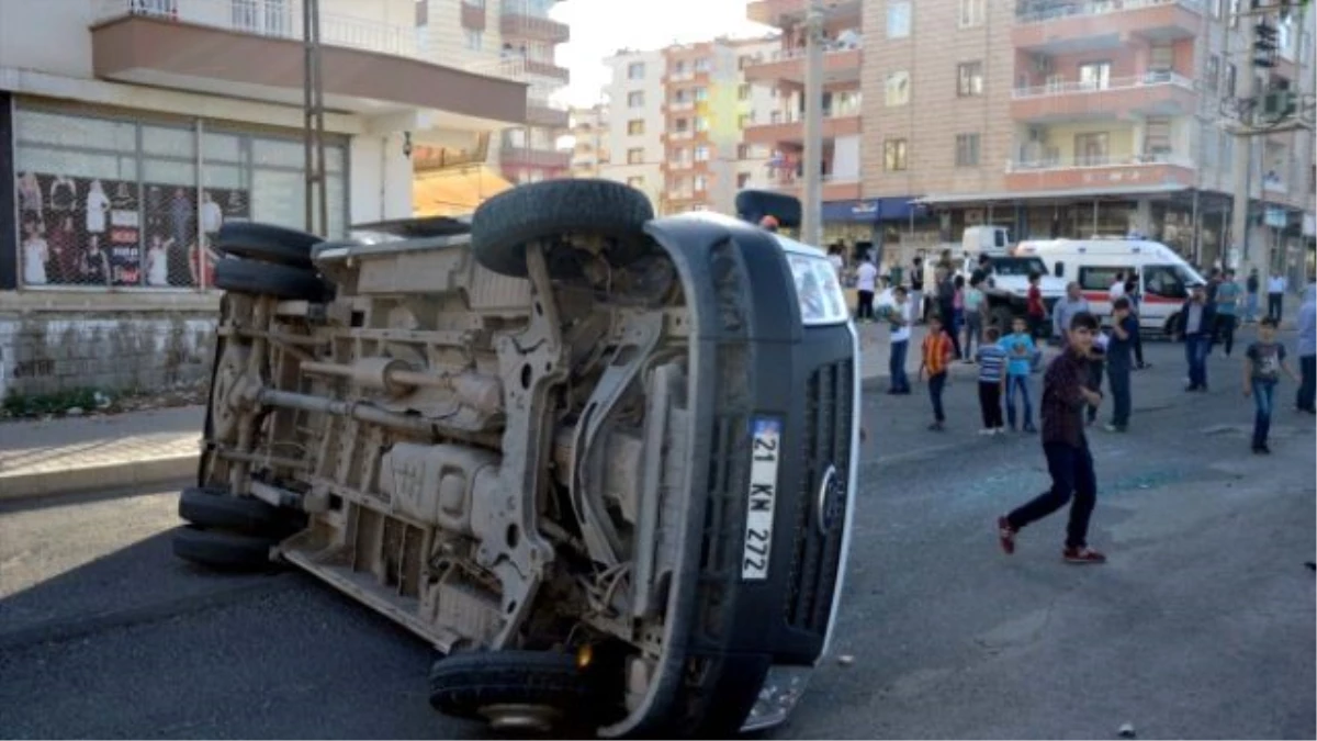 Diyarbakır\'da Minibüs ile Ticari Taksi Çarpıştı: 6 Yaralı
