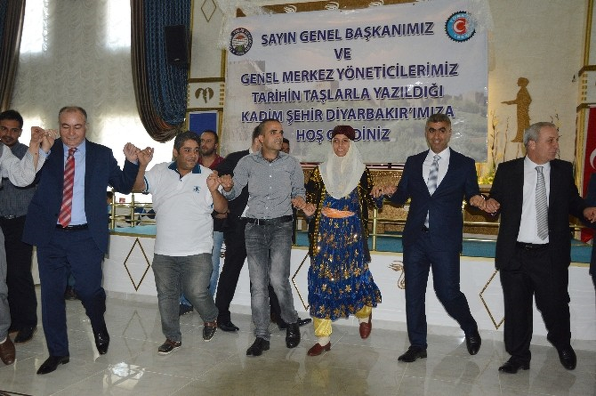 Diyarbakır\'da Taşeron İşçilerin Kadro Sevinci