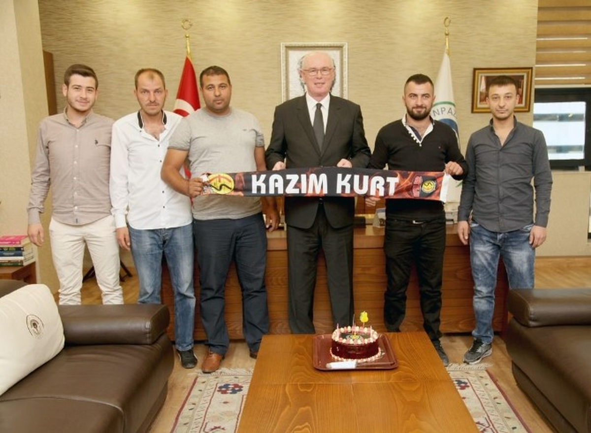 Efeler\'den Başkan Kurt\'a Doğum Günü Sürprizi