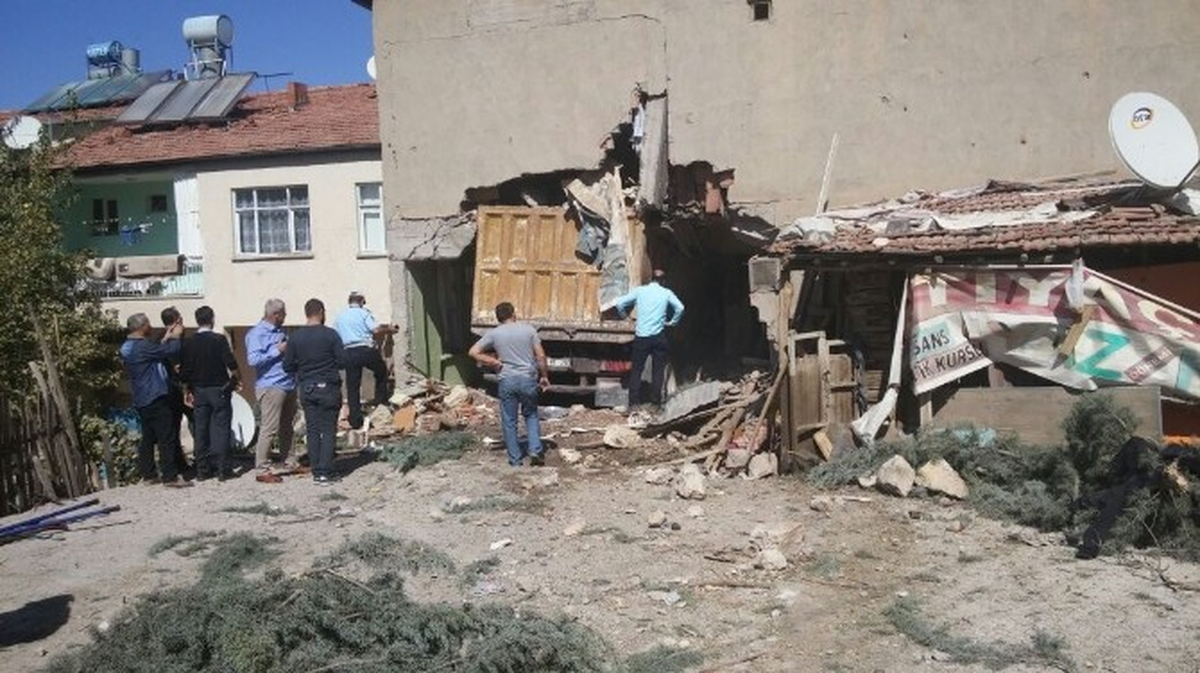 Freni Patlayan Kamyon Suriyelilerin Evine Daldı: 1 Ölü, 6 Yaralı