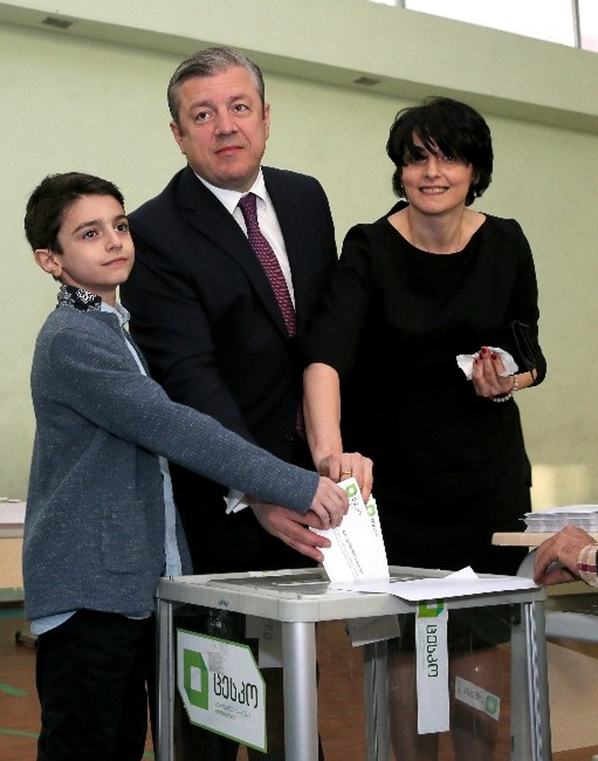Gürcistan Başbakanı Kvirikashvili Oyunu Kullandı