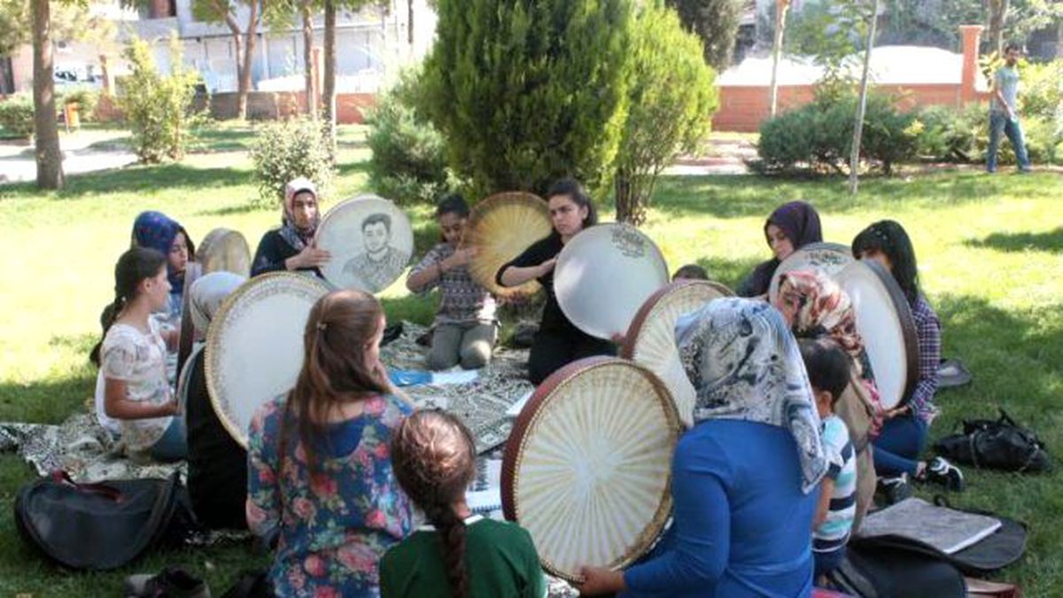 Halk Evi Bahçesinde Kurs Görüyorlar