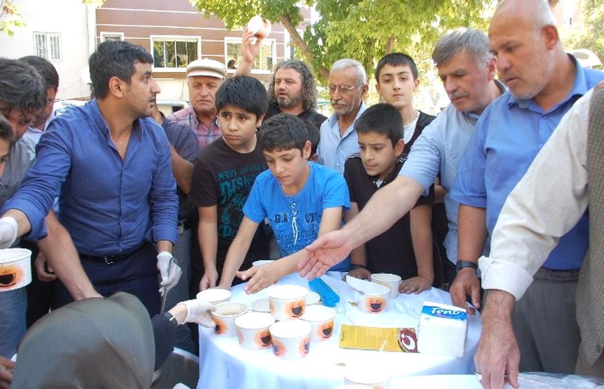 İkra Koleji Vatandaşlara Aşure Dağıttı