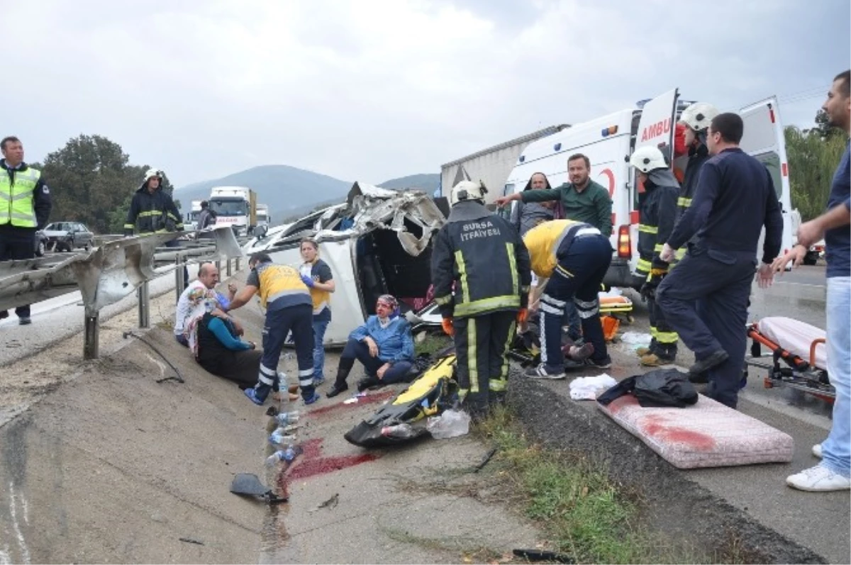 İnegöl\'de Yağmurla Gelen Kazalarda 11 Kişi Yaralandı