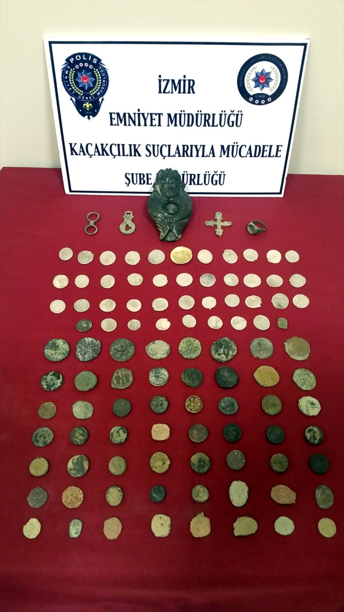 İzmir\'de Tarihi Eser Kaçakçılığı Operasyonu