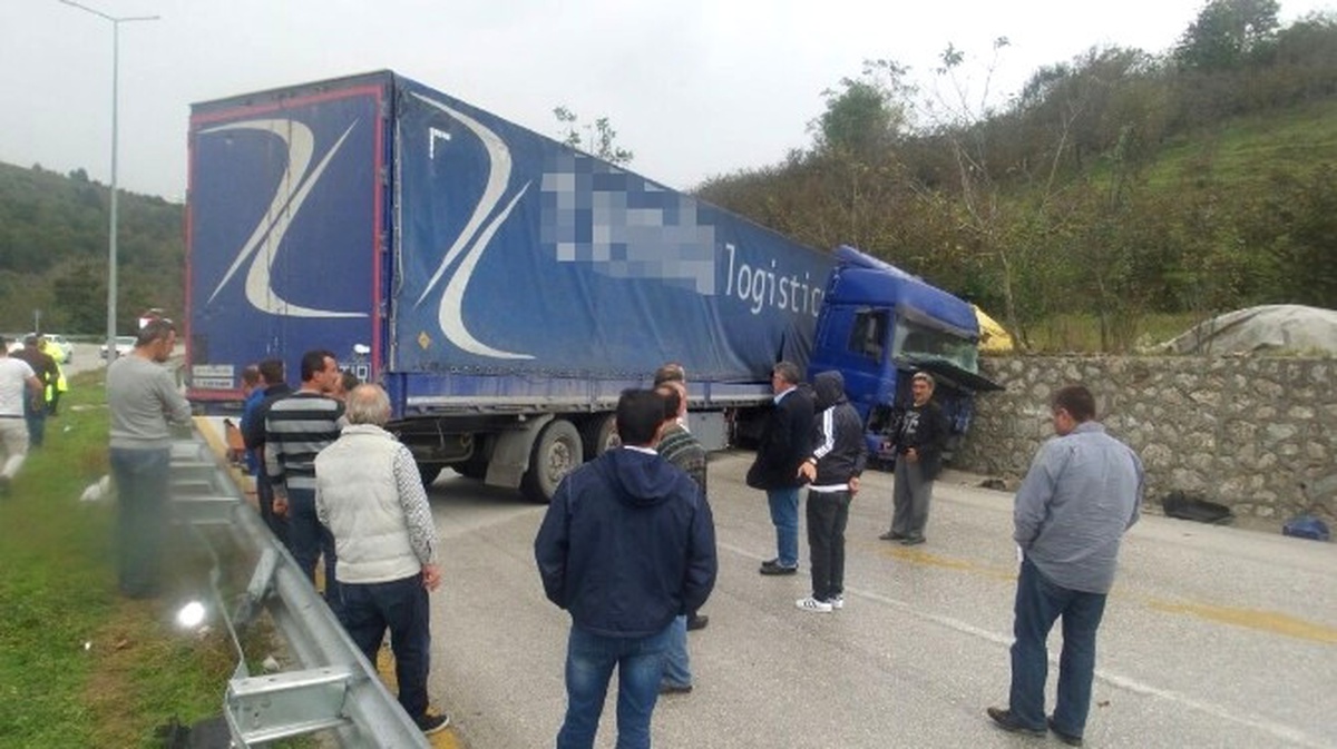 Kayganlaşan Yolda Kayan Tır, Yolu Trafiğe Kapattı