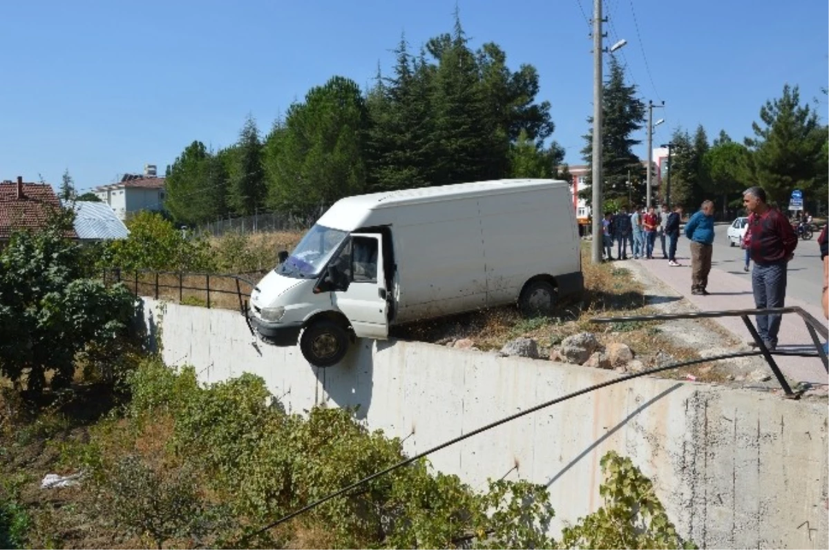 Niksar\'da Kaza Yapan Araç Duvarda Asılı Kaldı