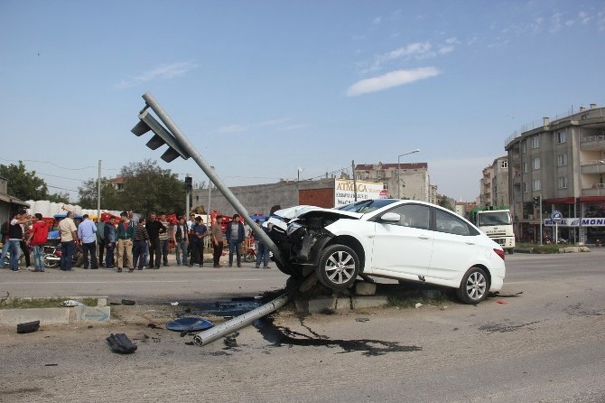 Otomobil ile Motosiklet Çarpıştı: 2 Yaralı