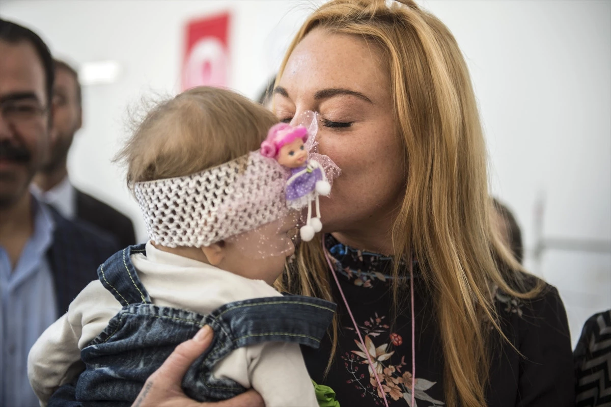 Lindsay Lohan Başına Yazmasını Örtüp Sığınmacıları Ziyaret Etti