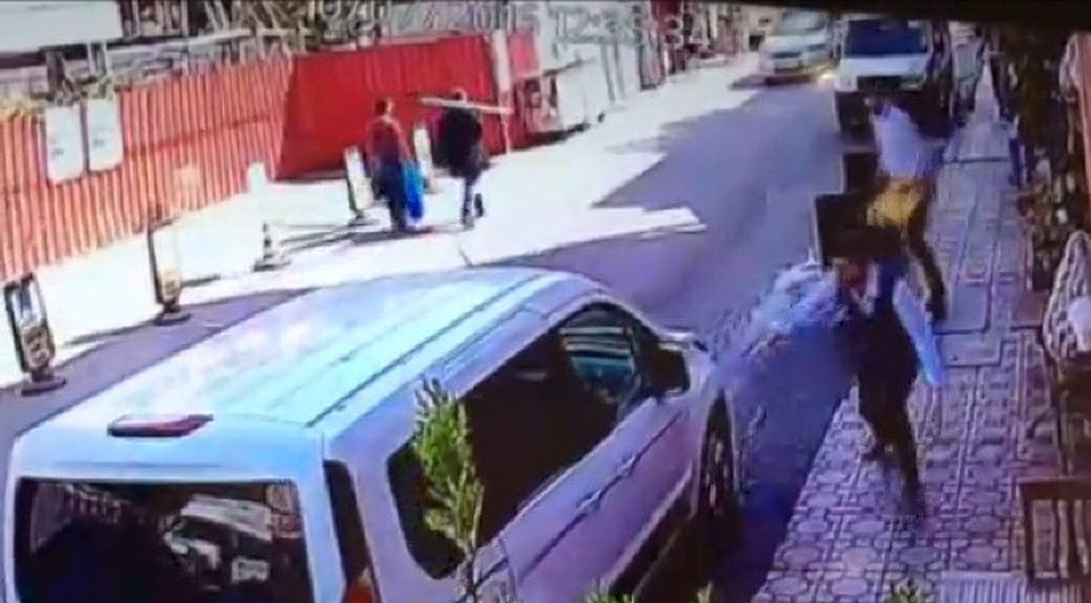 El Frenini Çekmeyi Unuttuğu Aracını Pencereden Atlayarak Yakaladı