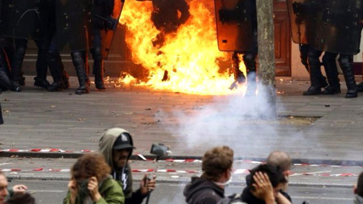 Paris\'te Polise Molotofkokteyli ile Saldırı