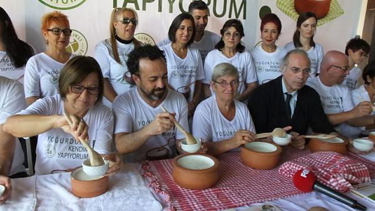 Prof.dr. Canan Karatay Gömeç\'te Yoğurt Mayaladı