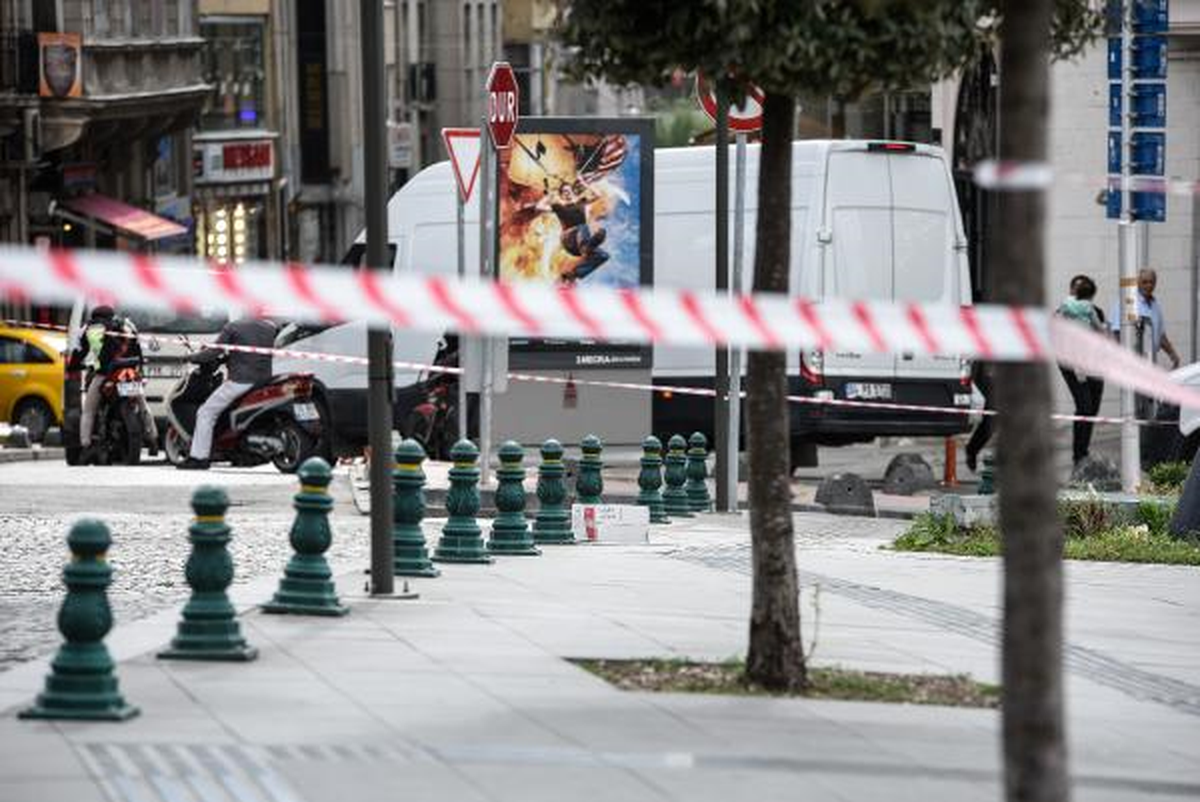 Şişhane Meydanda Şüpheli Koli Hareketliliği