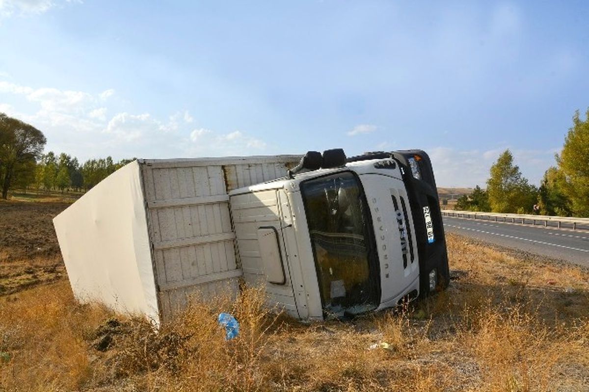 Sivas\'ta Mobilya Yüklü Tır Devrildi: 1 Yaralı