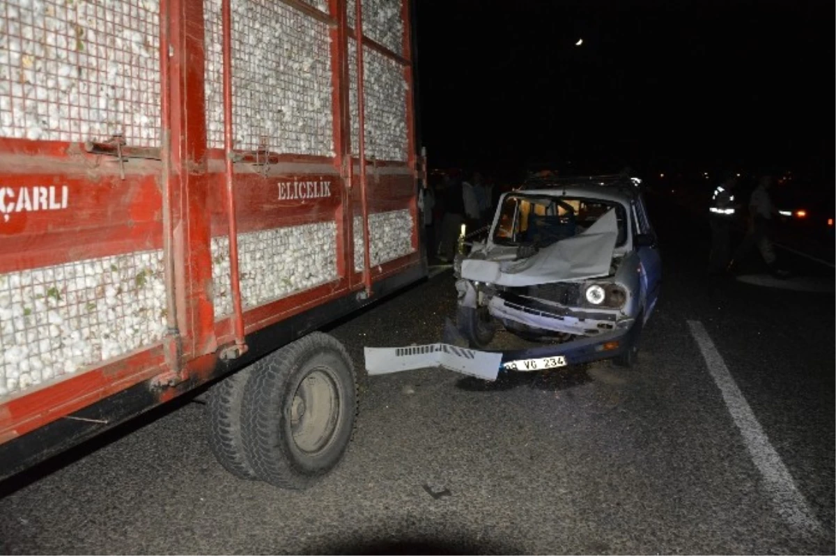 Söke\'de Otomobil Pamuk Yüklü Römorkun Altına Girdi: 2 Yaralı