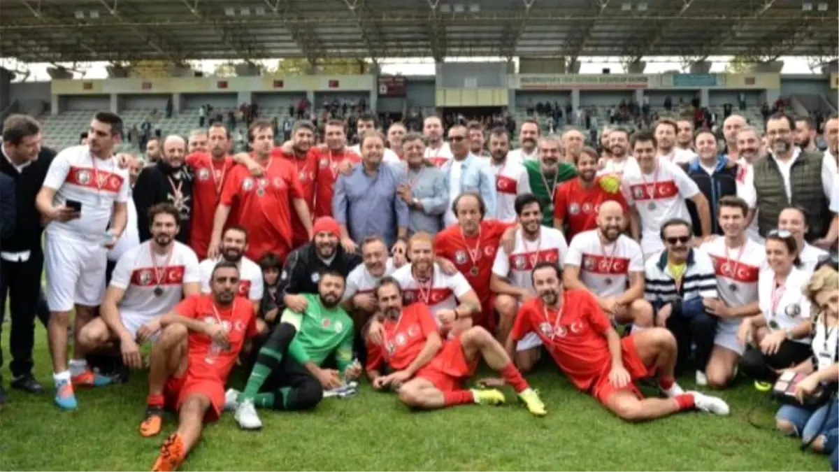 Ünlüler ile Eski Futbolcular, Lösemili Çocuklar İçin Sahada