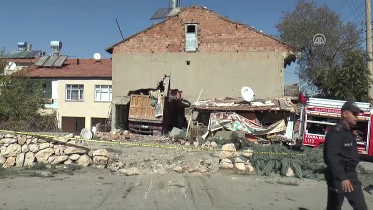Yokuş İnen Kamyon Bahçe Duvarını Aşıp Eve Çarptı (2)