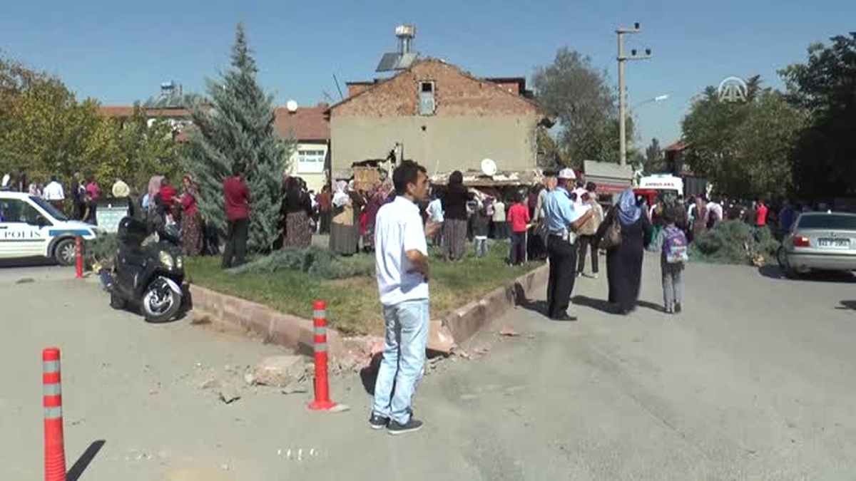 Yokuş İnen Kamyon Bahçe Duvarını Aşıp Eve Çarptı