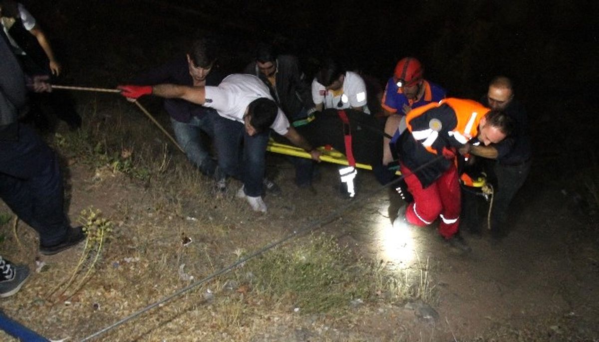 Elazığ'da 50 Metrelik Uçuruma Yuvarlanan Kadını Ekipler Güçlükle Kurtardı