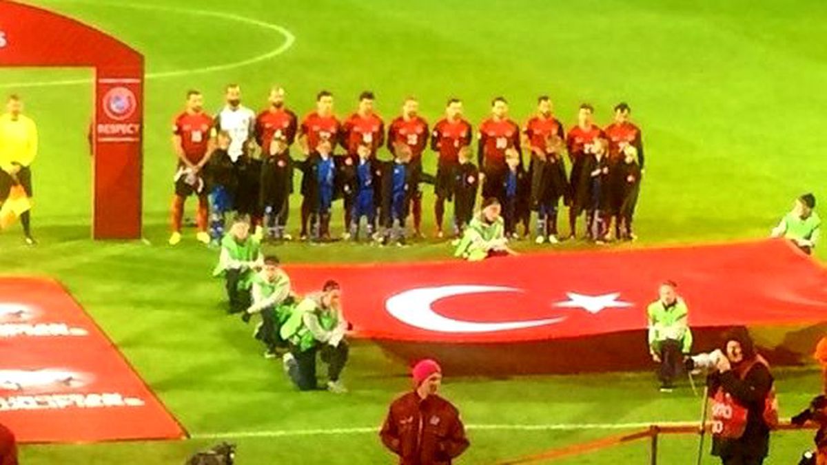 A Milli Futbol Takımı, Seremonide Çocuklara Eşofmanlarını Verdi