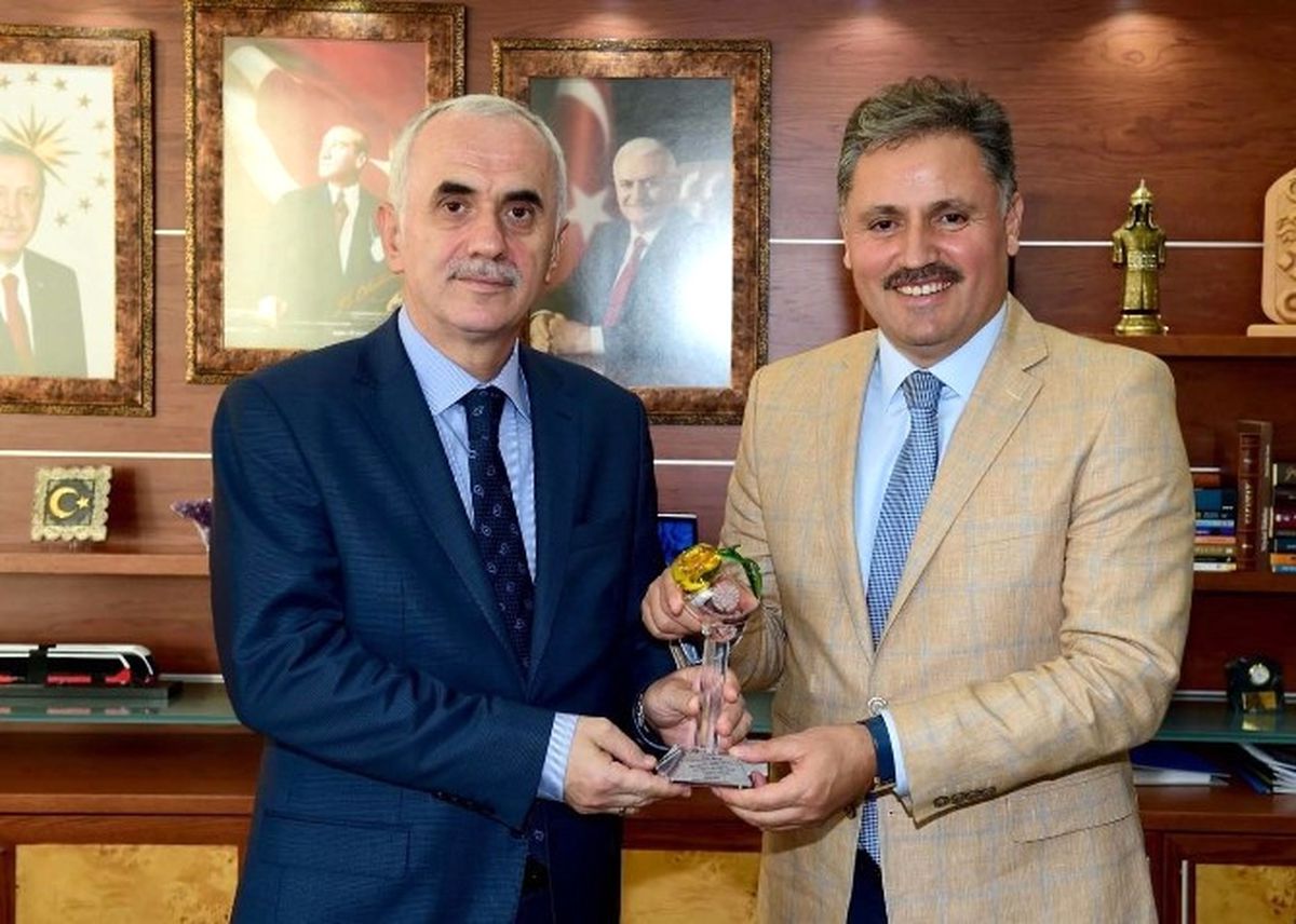 AK Parti Genel Başkan Yardımcısı Kaya\'dan Büyükşehir Belediyesi\'ne Ziyaret