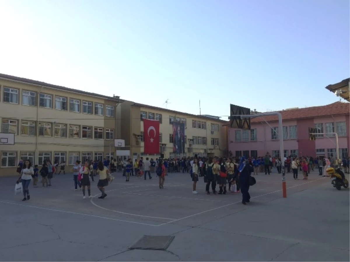 Akhisar\'daki Depremler Okulu Kullanılmaz Hale Getirdi
