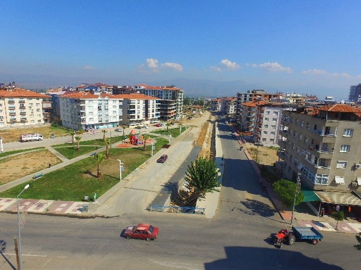 Alaşehir\'de Dere Yatağına Yaya Kaldırımı