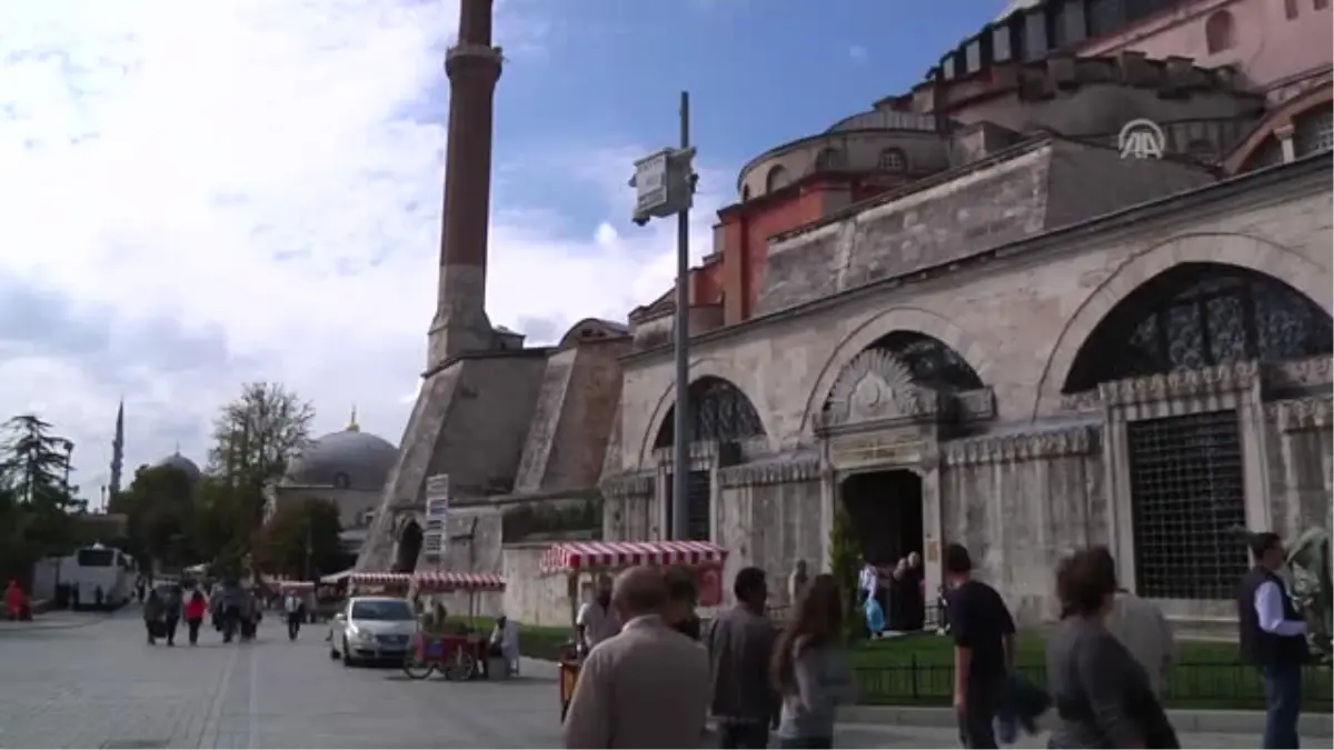 Ayasofya\'da Saray Aşuresi Dağıtıldı