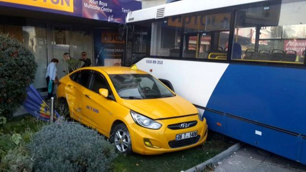 Belediye Otobüsü 4 Aracı Biçti