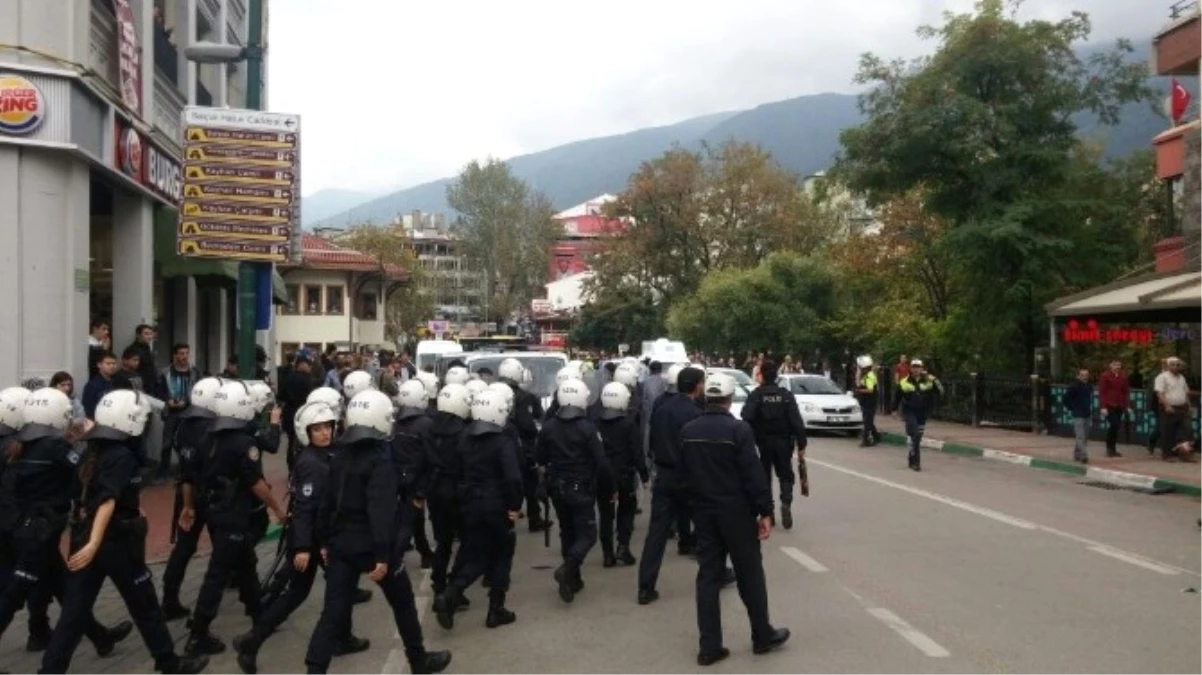 Bursa\'da İzinsiz Gösteriye Polis Müdahalesi: 36 Gözaltı