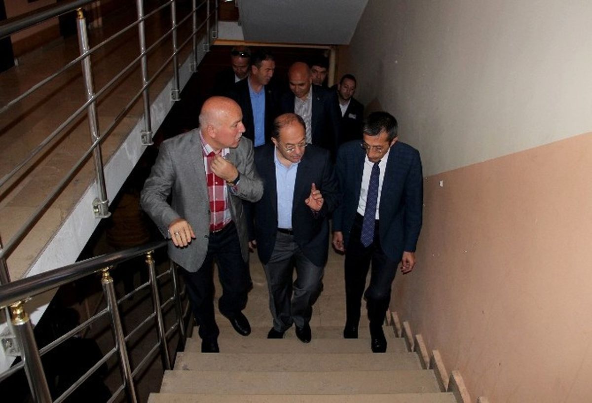 Diyet ve Egzersize Başlayan Bakan Akdağ, Asansör Yerine Merdivenleri Kullanmayı Tercih Etti