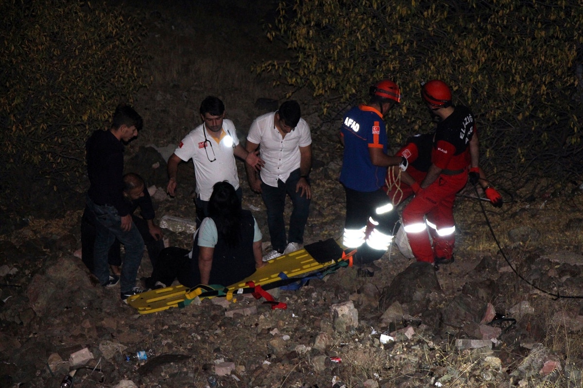 Elazığ\'da Uçuruma Yuvarlanan Kadın Kurtarıldı