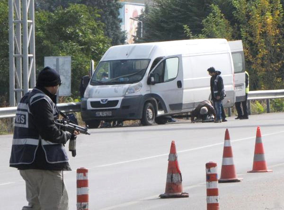 Eskişehir\'de \'Bomba Yüklü Minibüs\' İhbarı Polisi Alarma Geçirdi