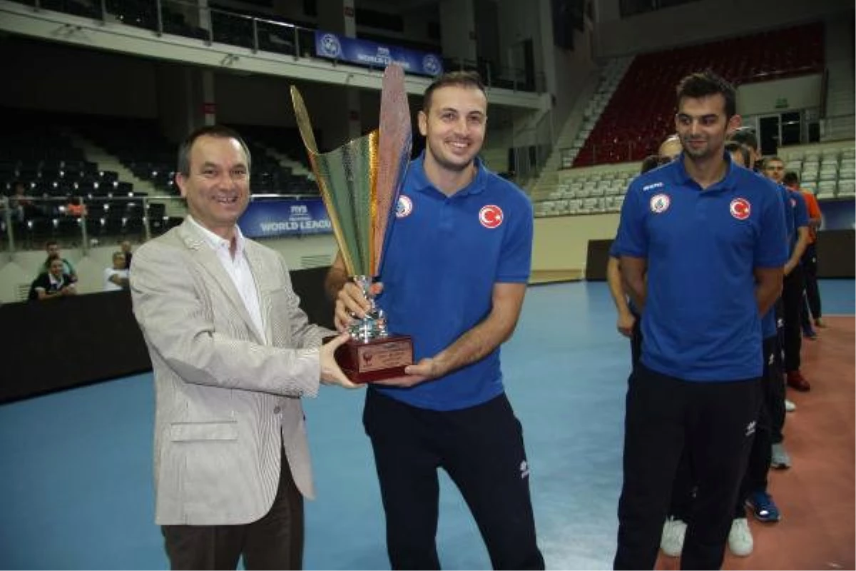 İzmir\'de Voleybol Kupası İstanbul Büyükşehir Belediyespor\'un