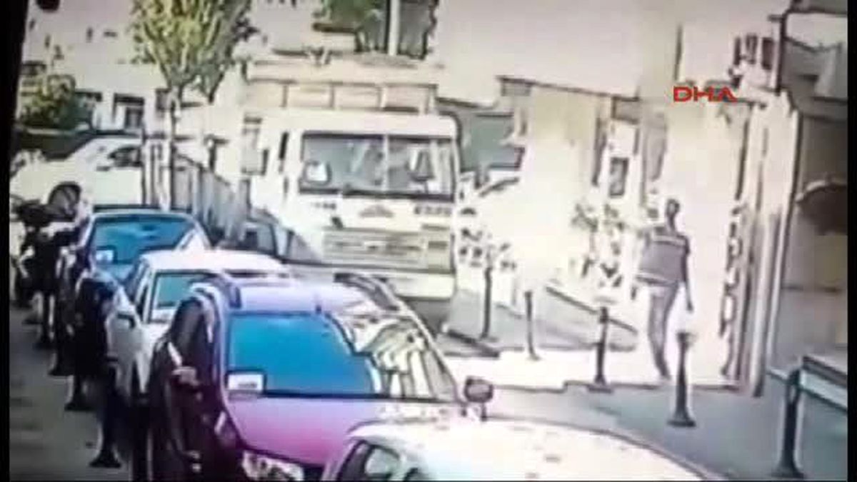 Kadıköy\'de Üniversiteli Genç Kızın Can Verdiği Kamyon Kazası Güvenlik Kamerasında