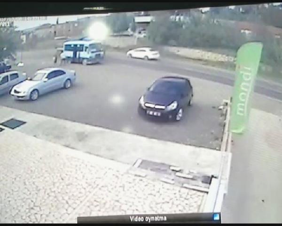 Kamyonun Fırlayan Lastiğinden Kurtulma Anı Güvenlik Kamerasında