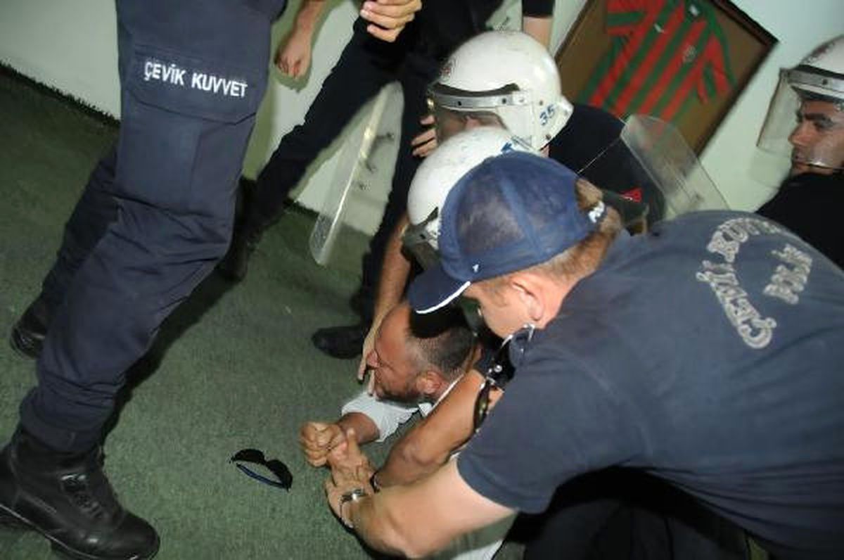Karşıyakalı Yönetici Cicibaş Hakeme Tekme Atmaktan Gözaltında
