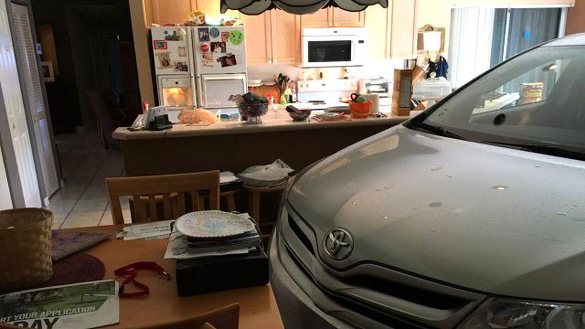 Kasırgadan Korumak İçin Arabasını Evinin Salonuna Soktu